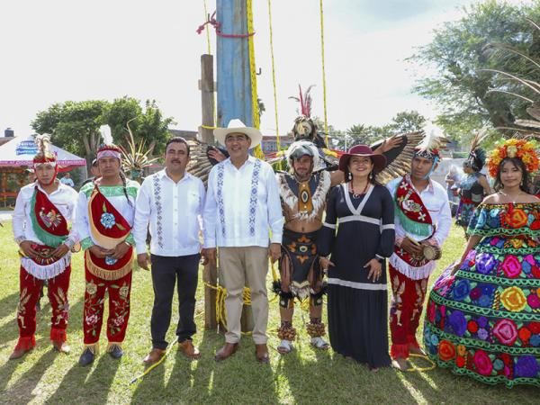 Visita gobernador altares monumentales en Huaquechula