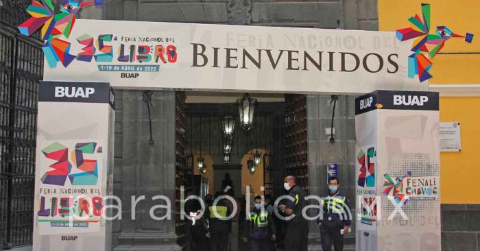 Presentan obras de política en la jornada sabatina de la Fenali BUAP