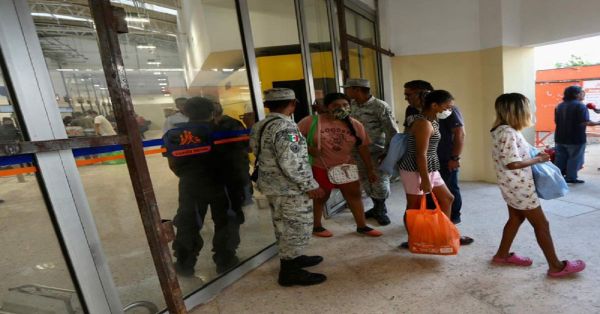 Reabren tiendas de autoservicio de Acapulco a 13 días del paso de 'Otis'