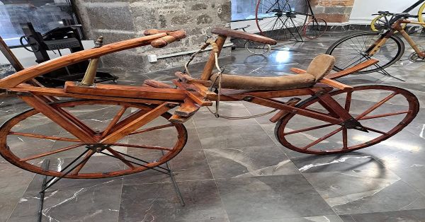 Hay exhibición de bicicletas antiguas en el Módulo Municipal de Turismo