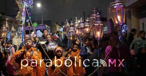 Participan cientos de cholultecas en la Procesión de los Faroles