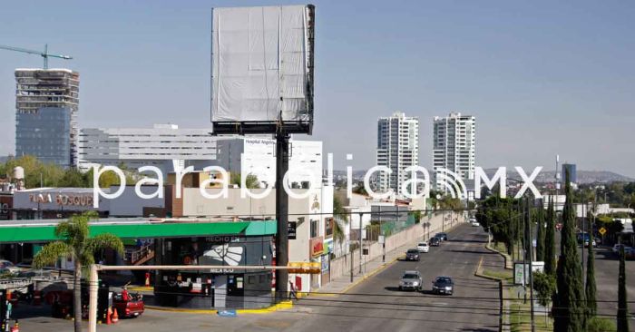 Comienzan a vaciarse estructuras de espectaculares en Puebla