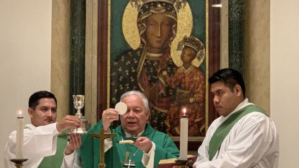 Oficia misa el arzobispo de Puebla en la Bas&iacute;lica de San Pedro en Vaticano