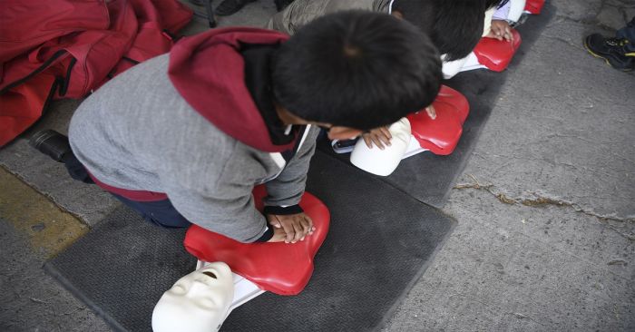 Capacita SUMA a alumnos en primeros auxilios durante &quot;Martes Ciudadano&quot;