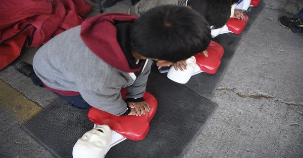 Capacita SUMA a alumnos en primeros auxilios durante "Martes Ciudadano"