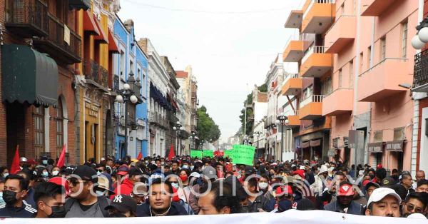 Antorcha se lanza a las calles y ocasiona caos vial