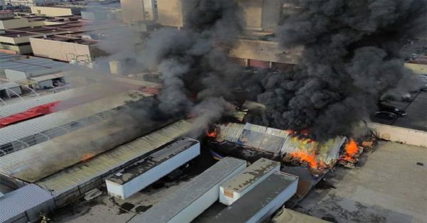 Desalojan a médicos y pacientes en clínica del IMSS por un fuerte incendio