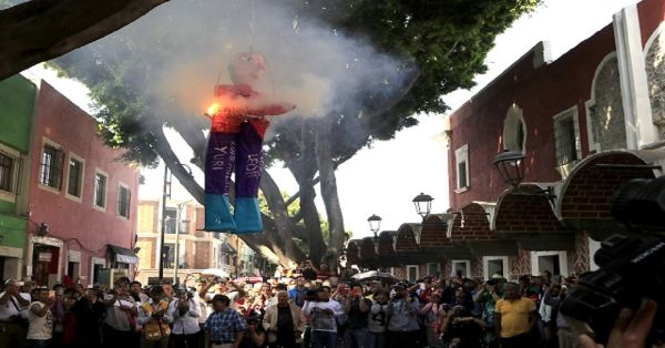 Realizan tradicional quema de &quot;Judas&quot; en el Barrio del Artista