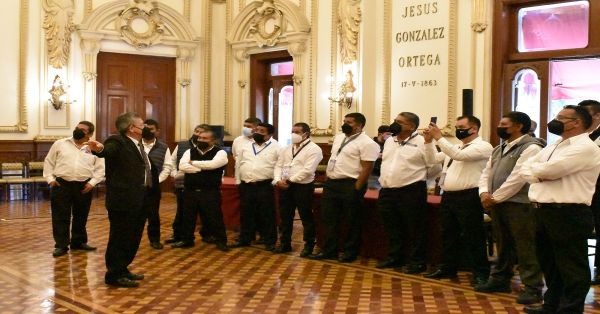 Reconocen autoridades municipales la labor de gu&iacute;as de turistas