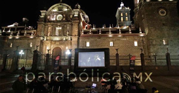 Proyectan cine de Guillermo del Toro en el Z&oacute;calo de la ciudad