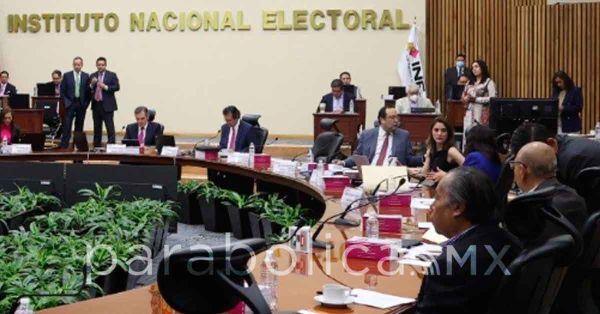 Entre autoelogios, Lorenzo Córdova y Ciro Murayama dicen adiós al INE