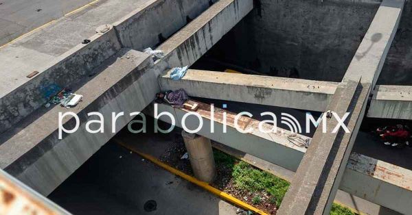 Lo cachan durmiendo en trabes del bajopuente de Bulevar Atlixco