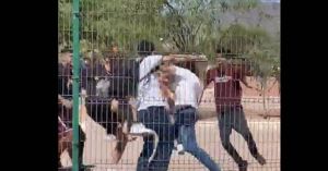 Golpean a joven frente a CBTIS en Guaymas