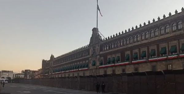 Blindan Palacio Nacional por 9no aniversario de Ayotzinapa