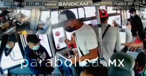 Captan cámaras cómo opera una banda de asaltantes del transporte público en Puebla