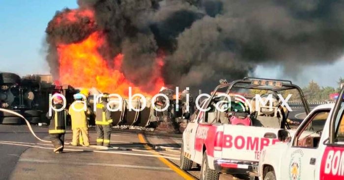 Volcadura e incendio de pipas bloqueó 10 horas la autopista Orizaba-Puebla
