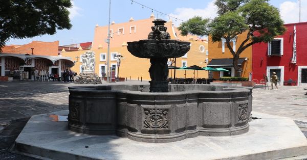 Dan mantenimiento a 10 fuentes de cantera en el Centro Histórico de Puebla