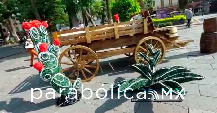 Decoran el Zócalo de Puebla previo al 5 de Mayo