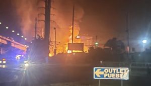 Se incendia depósito de tarimas frente a la planta Volkswagen