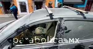 Se incendia auto en pleno Centro Histórico de Puebla