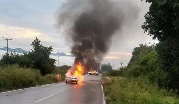 Reportan bloqueos e incendio de autos en Tierra Caliente, Michoacán