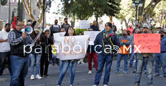 Rechaza una veintena de poblanos la verificación vehicular