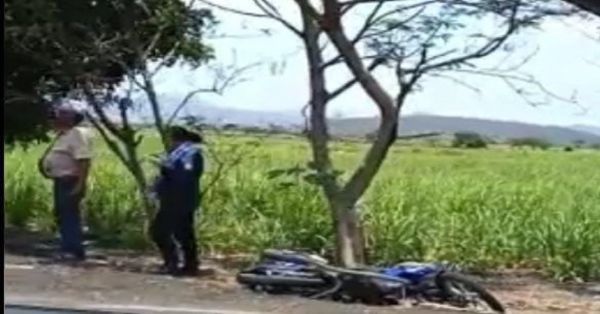 Muere mujer tras chocar su motocicleta contra automóvil en "El Cañaveral"