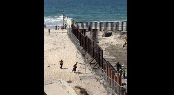 Aprovechan trabajos en muro fronterizo para cruzar a Estados Unidos