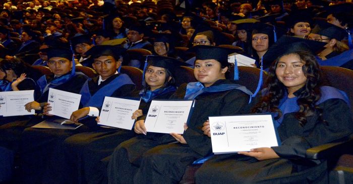 Se grad&uacute;an alumnos de la Preparatoria Alfonso Calder&oacute;n Moreno y del Complejo Regional Centro