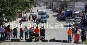 Cierran vialidades por falta de servicios vecinos de San Diego Manzanilla