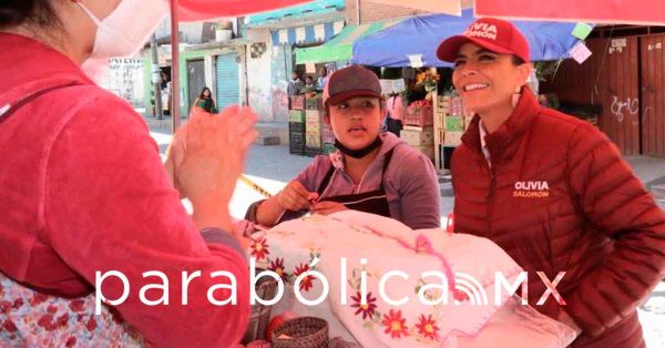 Visita Olivia Salom&oacute;n casa por casa a vecinas y vecinos de Xochimehuacan