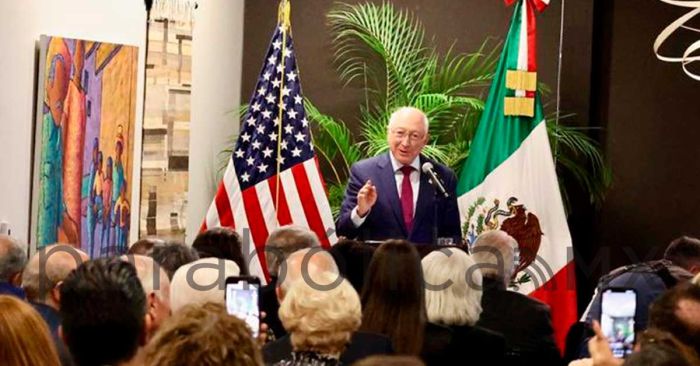 Llama Ken Salazar a combatir al narco en México tras secuestro de estadounidenses en Matamoros