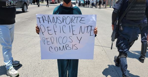 Bloquean en Amozoc la federal a Tehuacán por falta de agua y transporte