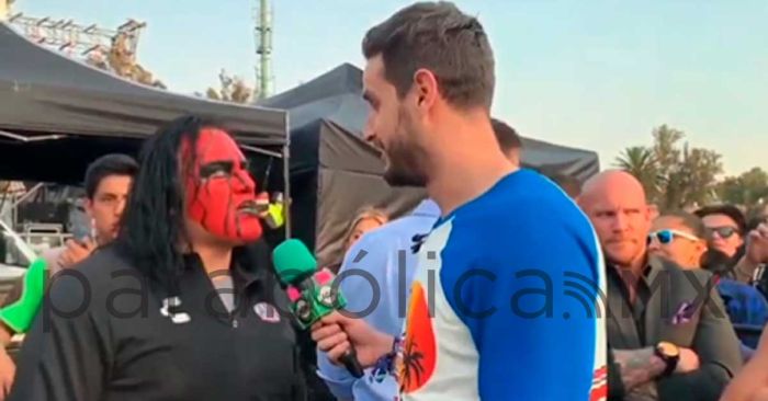 Golpea luchador Chessman a Adrían Marcelo en plena entrevista