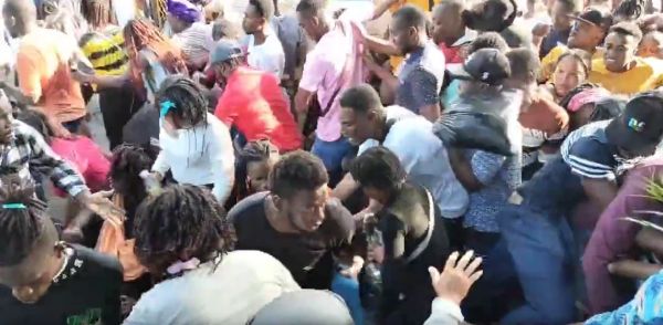 Irrumpen migrantes en Comisi&oacute;n de Ayuda para Refugiados en Tapachula; hay heridos