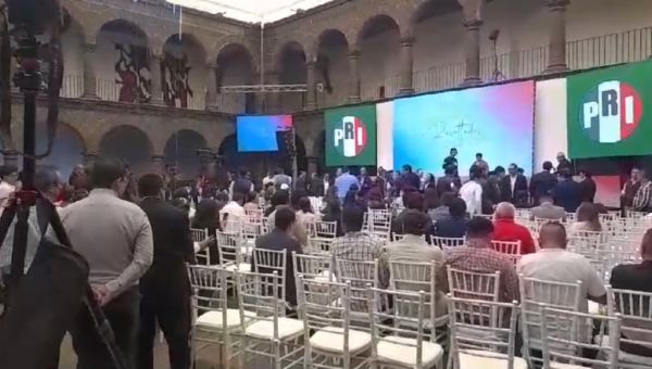 Acuden Sergio Salom&oacute;n y Alito Moreno al informe de la Bancada del PRI