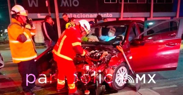 Queda cami&oacute;n incrustado en una casa tras choque en la 11 Sur