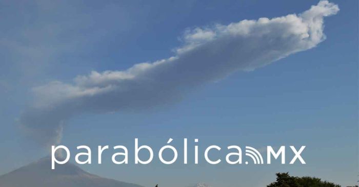 Cubre gigantesca fumarola del Popocat&eacute;petl el cielo de Puebla capital