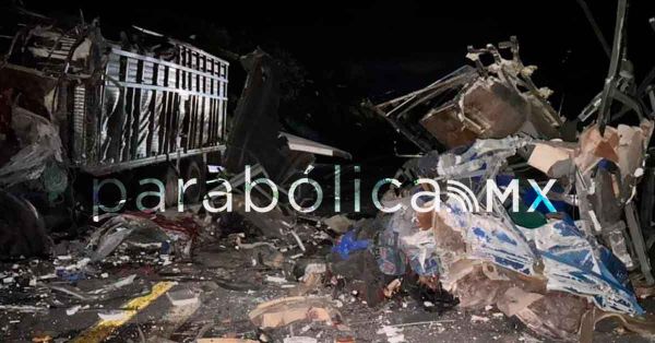 Deja 14 fallecidos choque entre autobús y tractocamión en la Tehuacán-Oaxaca