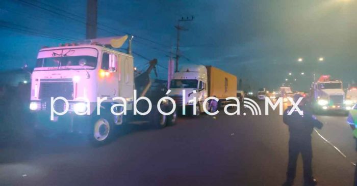 Hallan muerto en Periférico al chófer de trailer con reporte de robo