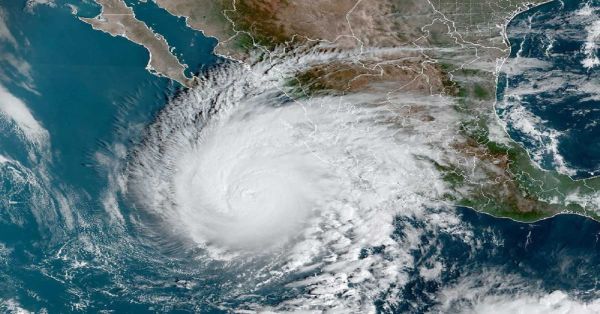Se degrada 'Norma' a huracán categoría 3, sus lluvias afectan cinco estados