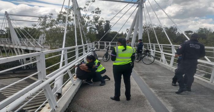 Rescatan agentes de Tr&aacute;nsito a mujer en el puente de la ciclov&iacute;a de la 24 Sur