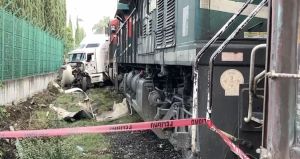 Intenta trailer ganarle al tren y termina arrollado en el Parque Puebla 2000