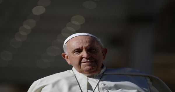 Destituye Papa Francisco a obispo por polémico