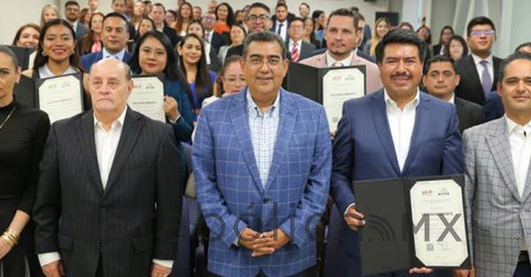 Entrega Sergio Salomón reconocimientos a graduados del IAP