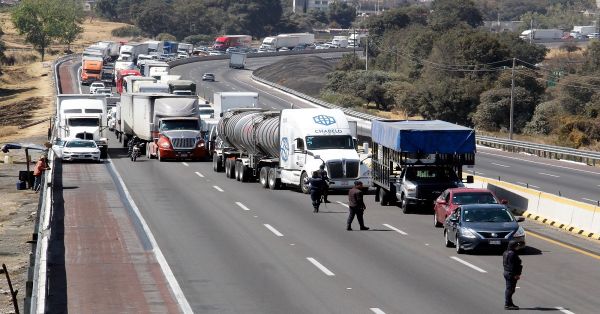 Desquician la México-Puebla: Suman 5 bloqueos en lo que va del año