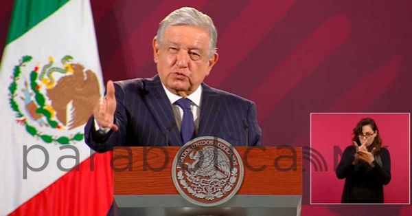 Se burla López Obrador de marcha a favor del INE con canción de “El Puma”