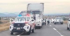 Recuperan Policía Estatal y municipales de Atlixco tráiler robado con violencia en Tepeojuma