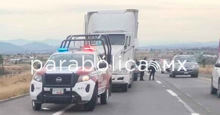 Recuperan Policía Estatal y municipales de Atlixco tráiler robado con violencia en Tepeojuma