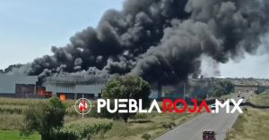 Reportan incendio en fábrica de Xalmimilulco, Huejotzingo